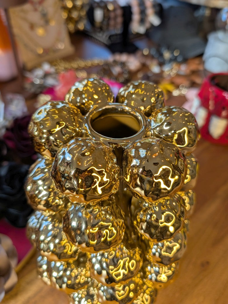 Die exquisite Vase kombiniert Metall und (innen) Keramik zu einem faszinierenden 3D-Kugel-Design in elegantem Gold - attraktives modernes Dekorationselement!