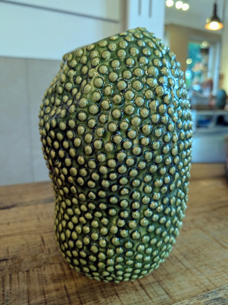 Asymmetrische grüne Steingutvase mit erbsenförmiger Struktur für natürliche Frische zu Hause. Ca. 23/27cm hoch Öffnung ca. 6x5cm - ideal für Lieblingsblumen!