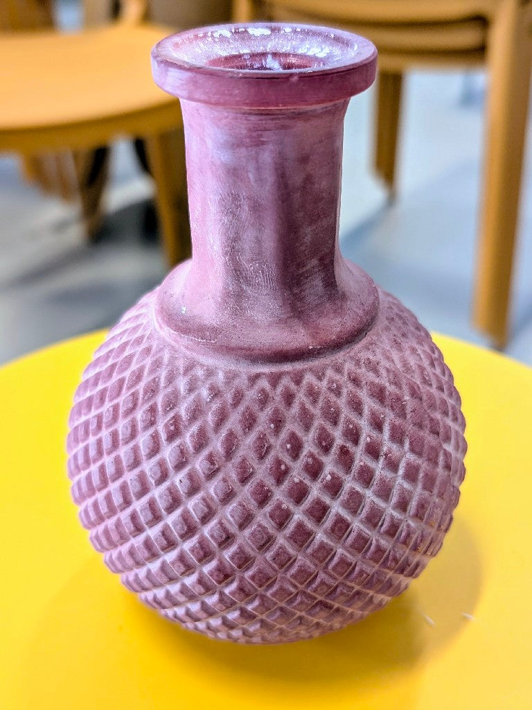 Eine wunderschöne Vase aus Glas, verziert mit einem matten Rosa-Rotton-Finish. Holen Sie sich jetzt Ihre eigene Vase aus Glas verziert in Matt Rosa Rot!