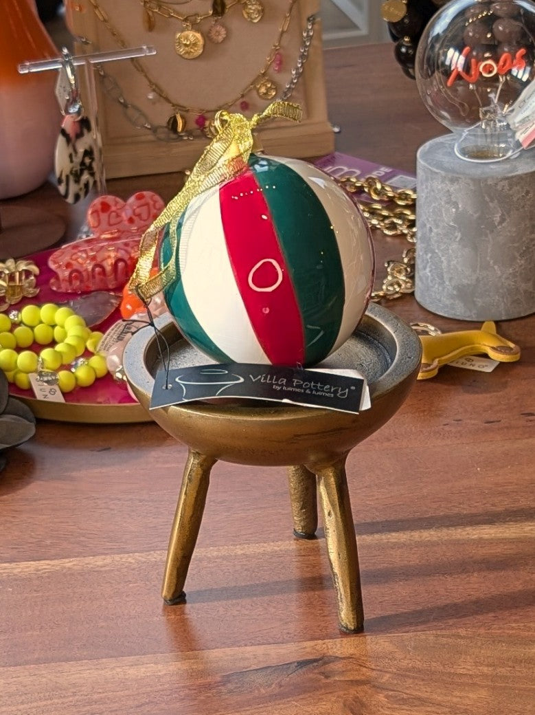 Entdecke die wunderschöne Weihnachtskugel aus hochwertigem Steingut von Villa Pottery mit klassischem Streifenmuster in Weiß, Grün und Rot mit Gold!