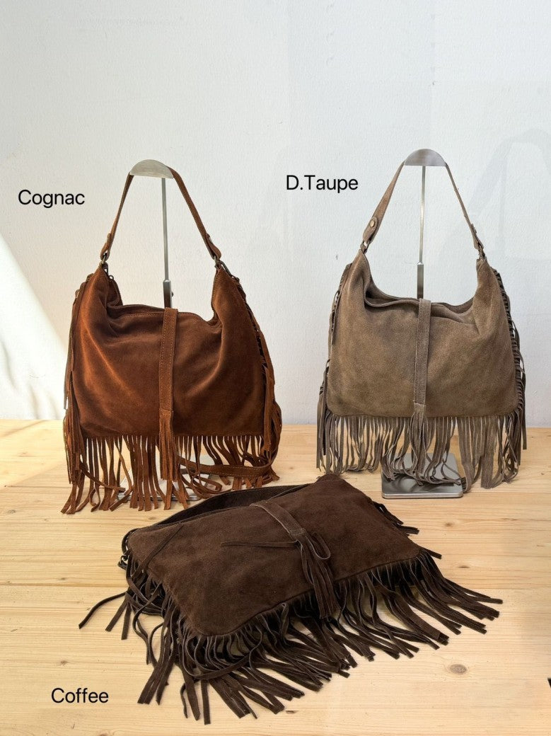Die Wildledertasche in warmem Farben überzeugt mit großzügigem Format, Schulterriemen, RV und stilvollen Fransen, die jedem Outfit eine trendige Note verleihen!