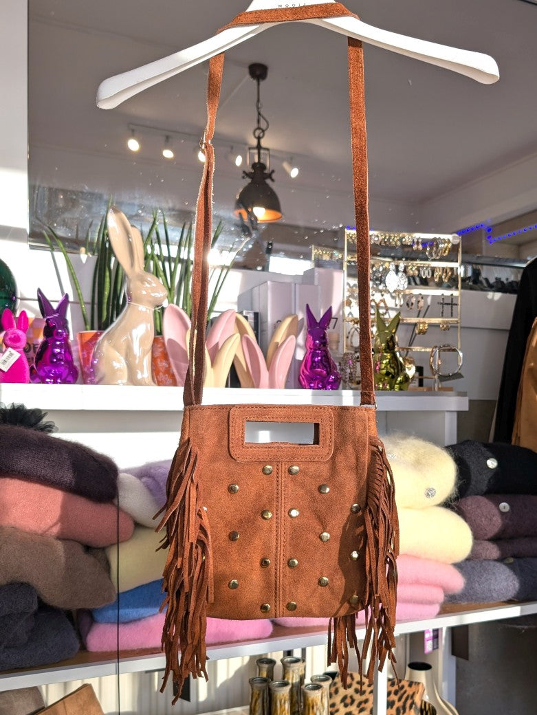 Die Wildledertasche in warmem Cognac überzeugt mit praktischem Format, Schulterriemen, RV, stilvollen Fransen und Goldnieten - trendige Note für jedes Outfit!