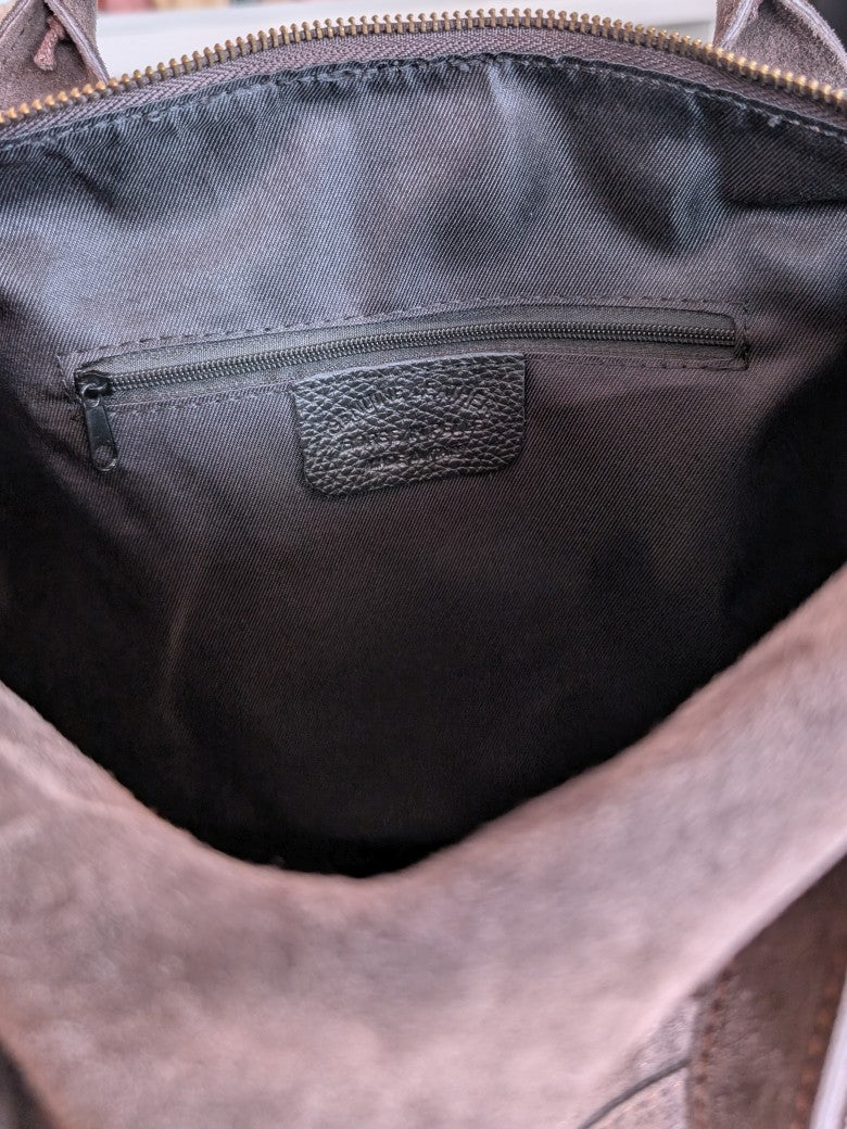 Elegante geräumige Wildledertasche im angesagten Balenciaga City Bag Stil - hochwertige Verarbeitung mit charakteristischen Fransen und Beschlägen in Antik Gold.