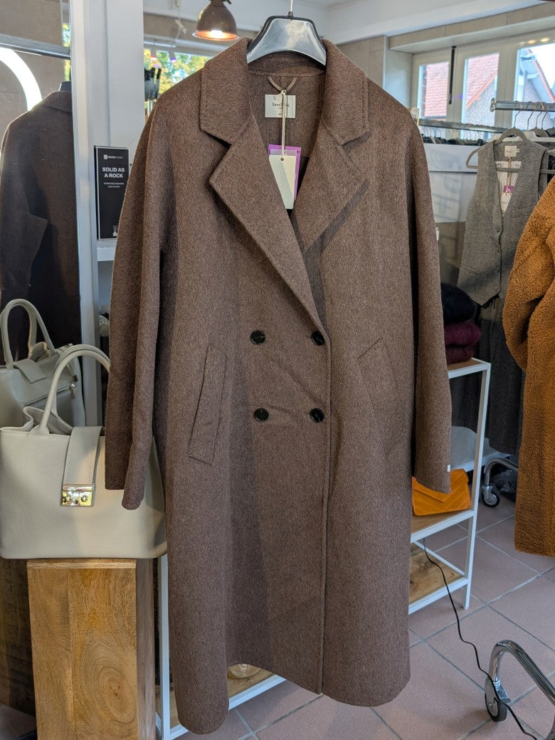 Erleben Sie zeitlose Eleganz mit dem handgefertigten Cashmere Wollmantel in Dark Coffee Braun von SensUniq - luxuriöse Weichheit mit perfektem Tragekomfort!