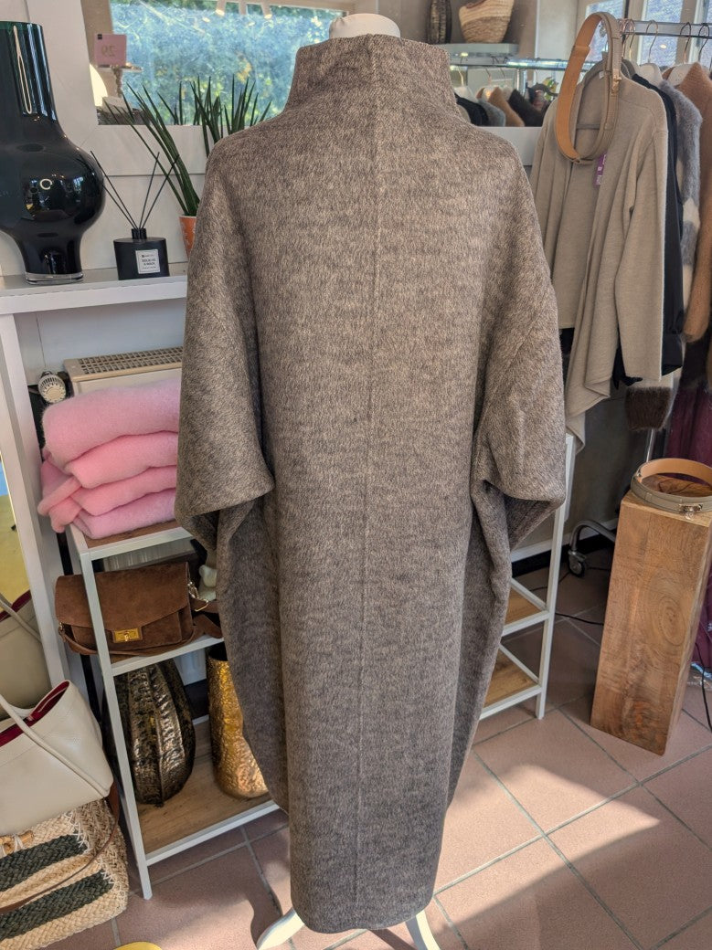 Eleganter Wollmantel Taupe mit hohem Kragen und glänzenden Metallknöpfen. Das hochwertige Wollmaterial bietet wärmende Isolierung und langlebigen Tragekomfort.