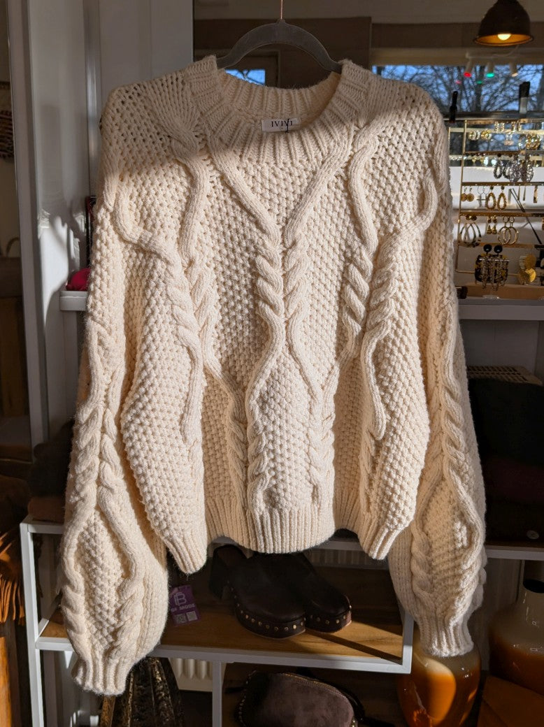 Der Zopfmuster Pulli aus weicher Viskose in Creme ist ein zeitloses Statement für stilbewusste Frauen - perfekt für den Alltag und gemütliche Tage!