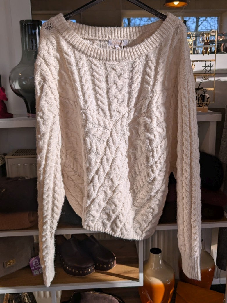 Der asymmetrische Zopfmuster Pulli aus hochwertiger Viskose in Creme ist ein zeitloses Statement für stilbewusste Frauen - perfekt für gemütliche Tage!