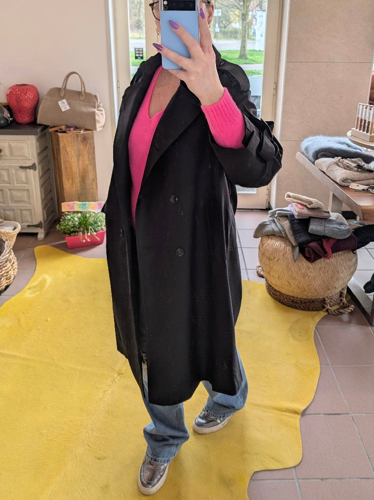 Genieße die hochwertige Verarbeitung und den stilvollen Look dieses eleganten Trenchcoat in klassischem Schwarz. Mit diesem langen Mantel bist Du immer gut angezogen!