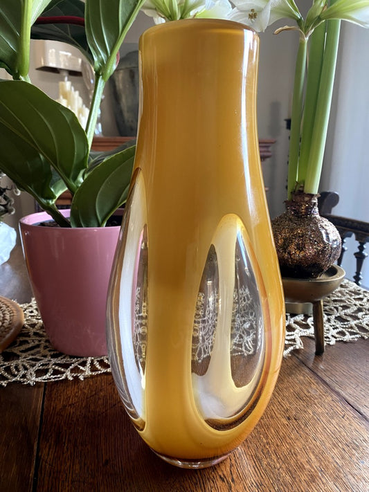 Entdecken Sie diese beeindruckende Retro-Vase aus massivem Glas – ein echtes Schwergewicht unter den Deko-Accessoires in Retro Vintage Look Ocker Gelb!