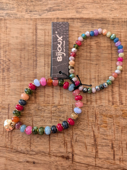 Dieses doppelte Armband-Set vereint natürliche Steine in lebendigen Farben wie Rot, Rosa, Grün, Orange, Braun und Hellblau. Frischer Schwung, vielseitiger Stil!