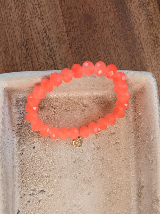 Dieses Armband von Giuno besticht durch funkelnde Kristalle in Diamantenform in leuchtendem Neon Orange. Stilvolles Accessoire mit Frische und Leichtigkeit!