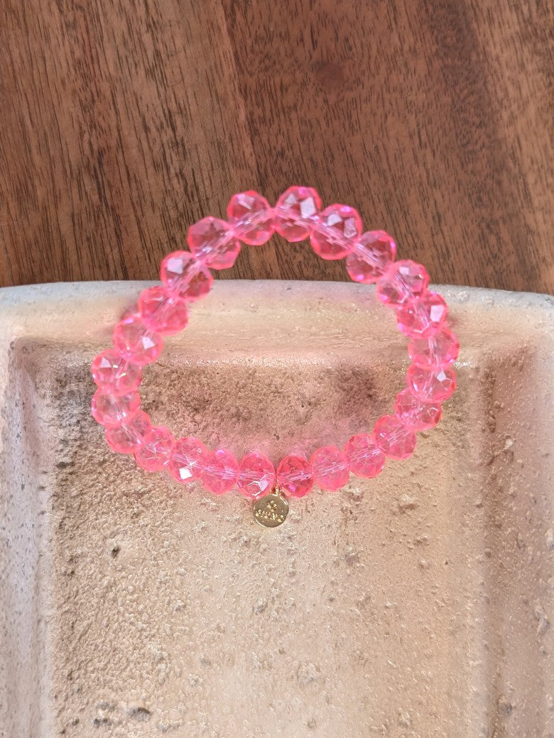 Dieses Armband von Giuno besticht durch funkelnde Kristalle in Diamantenform in leuchtendem Neon Pink. Stilvolles Accessoire mit Frische und Leichtigkeit!