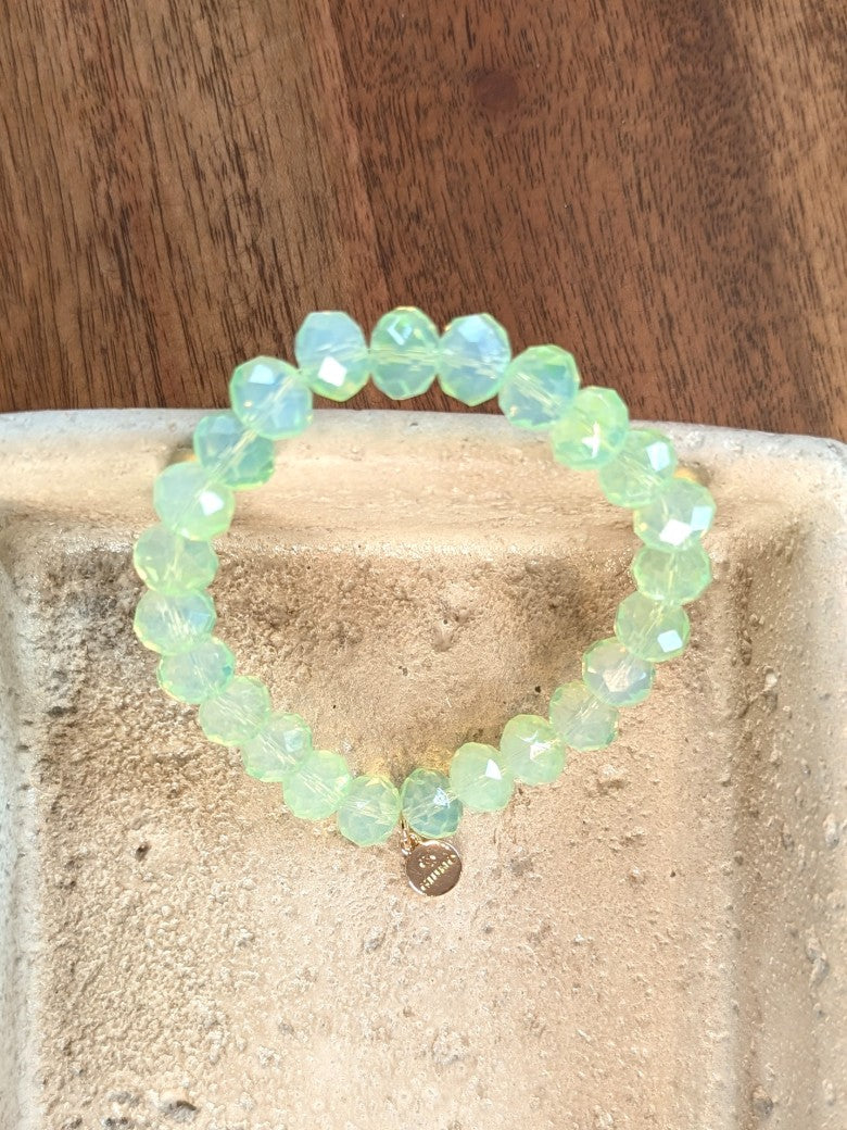 Dieses Armband von Giuno besticht durch funkelnde Kristalle in Diamantenform in leuchtendem Neon Türkis. Stilvolles Accessoire mit Frische und Leichtigkeit!