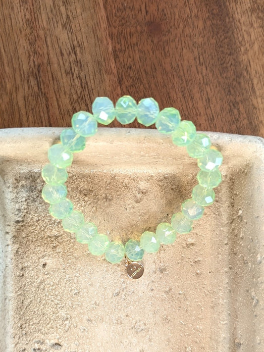 Dieses Armband von Giuno besticht durch funkelnde Kristalle in Diamantenform in leuchtendem Neon Türkis. Stilvolles Accessoire mit Frische und Leichtigkeit!