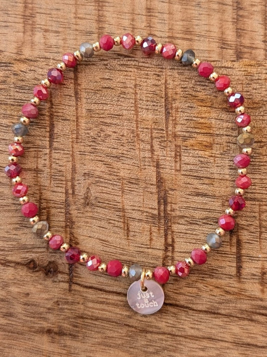 Dieses elegante Armband kombiniert funkelnde rote Kristalle mit einem zarten goldfarbenen Finish und verleiht jedem Outfit einen Hauch von Luxus!