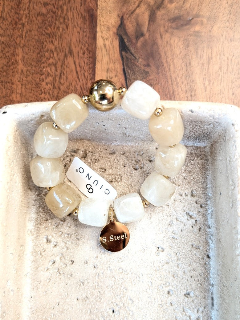 Elegantes elastisches Armband mit großen taupe-milchigen Acrylquadraten. Das hochwertige Design verbindet moderne Ästhetik mit komfortablem Tragekomfort!