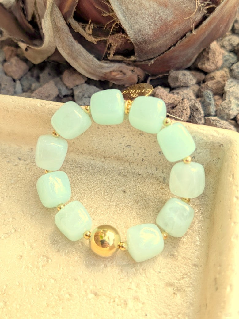 Elegantes elastisches Armband mit großen türkis-milchigen Acrylquadraten. Das hochwertige Design verbindet moderne Ästhetik mit komfortablem Tragekomfort!