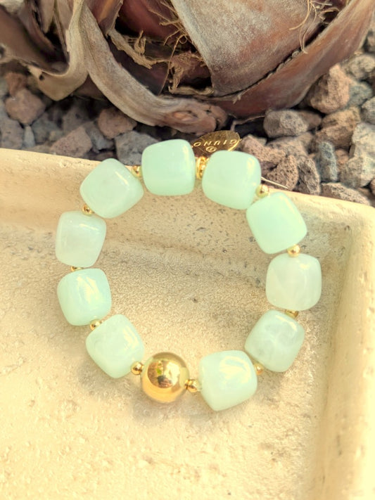 Elegantes elastisches Armband mit großen türkis-milchigen Acrylquadraten. Das hochwertige Design verbindet moderne Ästhetik mit komfortablem Tragekomfort!