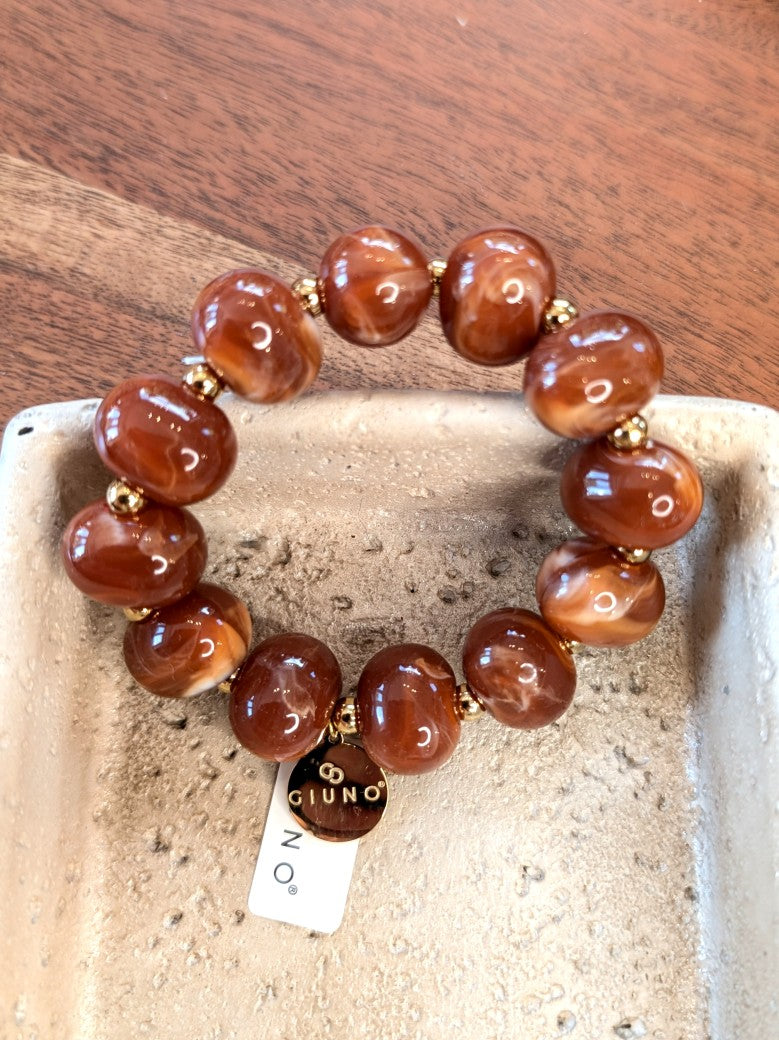 Elegantes elastisches Armband mit großen Acryl-Ovalen in Perlmutt Braun Cognac. Das hochwertige Design verbindet moderne Ästhetik mit komfortablem Tragekomfort!