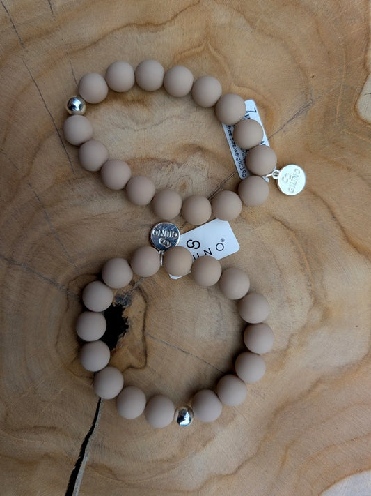 Zeigen Sie Ihre Persönlichkeit mit unserem großartigen elastischem Armband mit mittelgroßen Perlen aus Acryl und Kupfer in Beige - holen Sie es sich jetzt!