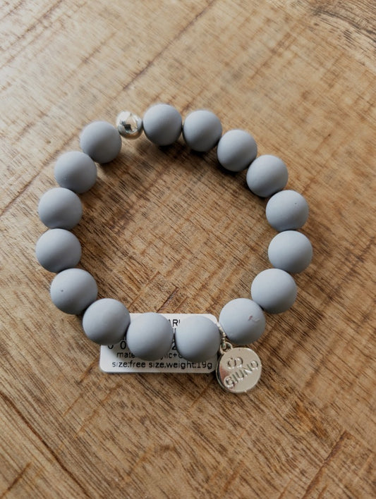 Zeigen Sie Ihre Persönlichkeit mit unserem großartigen elastischem Armband mit mittelgroßen Perlen aus Acryl und Kupfer in Grau Blau - holen Sie es sich jetzt!