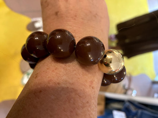 Zeigen Sie Ihre Persönlichkeit mit unserem großartigen elastischem Armband mit dicken braunen Perlen aus Acryl und Kupfer! Holen Sie es sich jetzt!