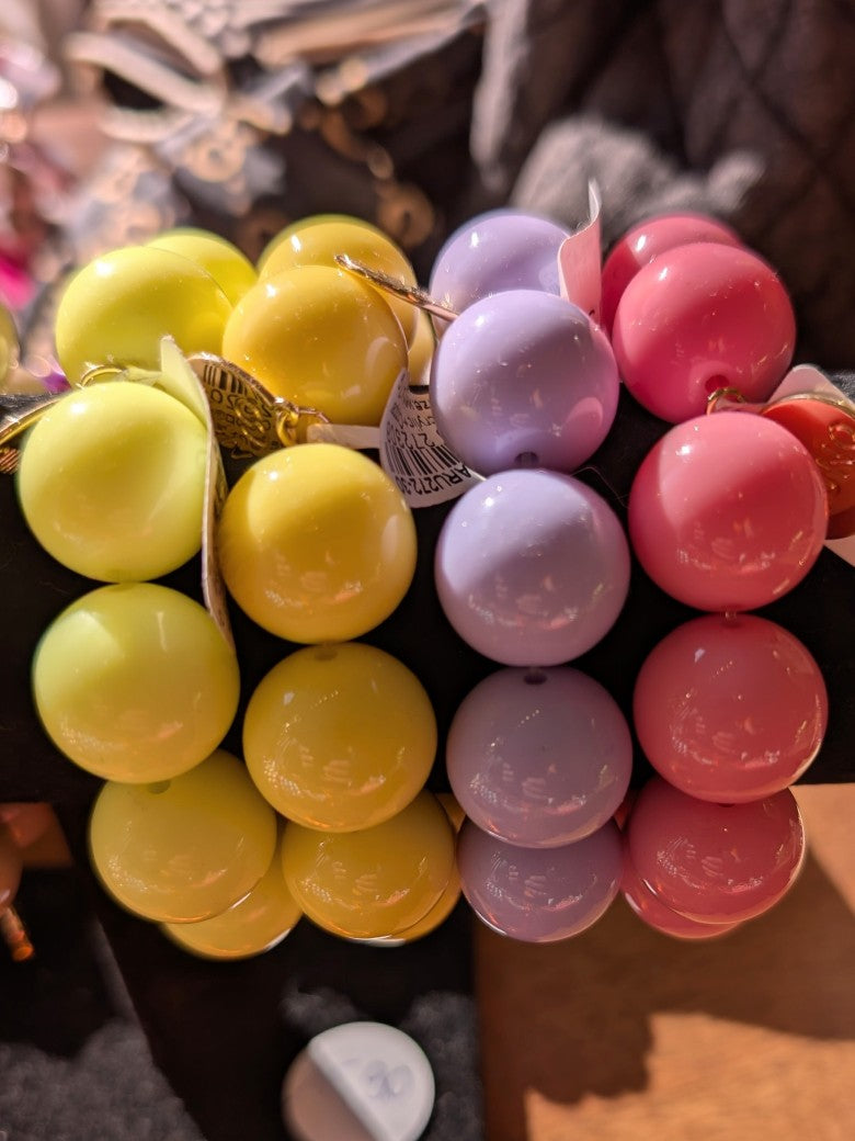 Zeigen Sie Ihre Persönlichkeit mit unserem großartigen elastischem Armband mit dicken Perlen aus Acryl und Kupfer! Holen Sie es sich jetzt!