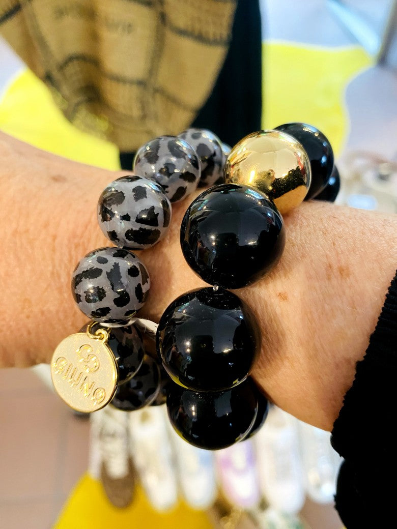 Zeigen Sie Persönlichkeit mit unserem großartigen elastischem Armband mit Perlen aus Acryl und Kupfer im Leo Muster Grau mit Schwarz - Holen Sie es sich jetzt!