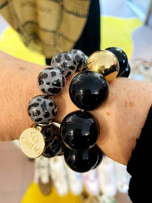 Zeigen Sie Persönlichkeit mit unserem großartigen elastischem Armband mit Perlen aus Acryl und Kupfer im Leo Muster Grau mit Schwarz - Holen Sie es sich jetzt!