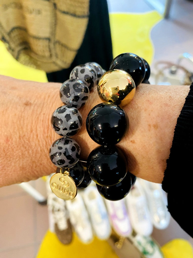 Zeigen Sie Persönlichkeit mit unserem großartigen elastischem Armband mit Perlen aus Acryl und Kupfer im Leo Muster Grau mit Schwarz - Holen Sie es sich jetzt!