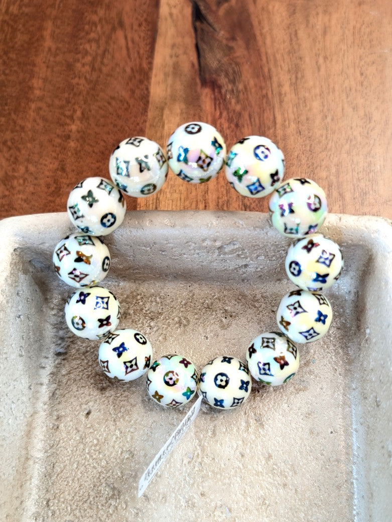 Zeigen Sie Persönlichkeit mit unserem großartigen elastischem Armband mit mega schönen Perlen aus Acryl und Kupfer im Louis Vuitton Stil Créme Braun Rainbow!