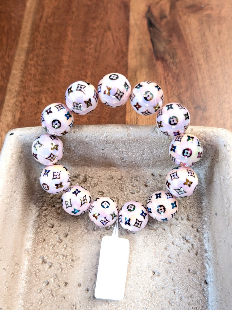 Zeigen Sie Persönlichkeit mit unserem großartigen elastischem Armband mit mega schönen Perlen aus Acryl und Kupfer im Louis Vuitton Stil Rosa Braun Rainbow!