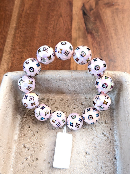 Zeigen Sie Persönlichkeit mit unserem großartigen elastischem Armband mit mega schönen Perlen aus Acryl und Kupfer im Louis Vuitton Stil Rosa Braun Rainbow!