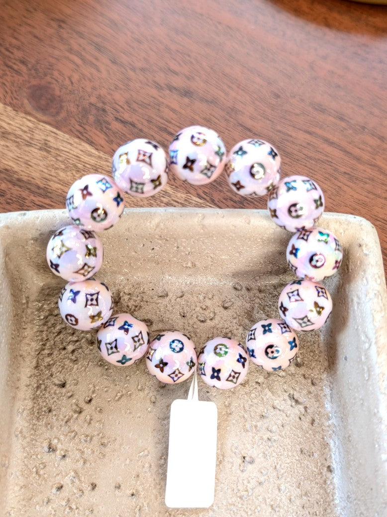 Zeigen Sie Persönlichkeit mit unserem großartigen elastischem Armband mit mega schönen Perlen aus Acryl und Kupfer im Louis Vuitton Stil Rosa Braun Rainbow!