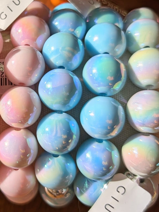 Die Perlen aus glänzendem Acryl und Kupfer in einem bezaubernden Hellblau Perlmutt bringen Farbe und Leben in jedes Outfit. Perfekt für den Tag!