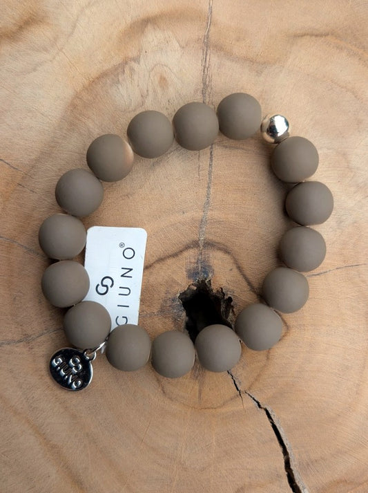 Zeigen Sie Ihre Persönlichkeit mit unserem großartigen elastischem Armband mit mittelgroßen Perlen aus Acryl und Kupfer in Sandgrau- holen Sie es sich jetzt!