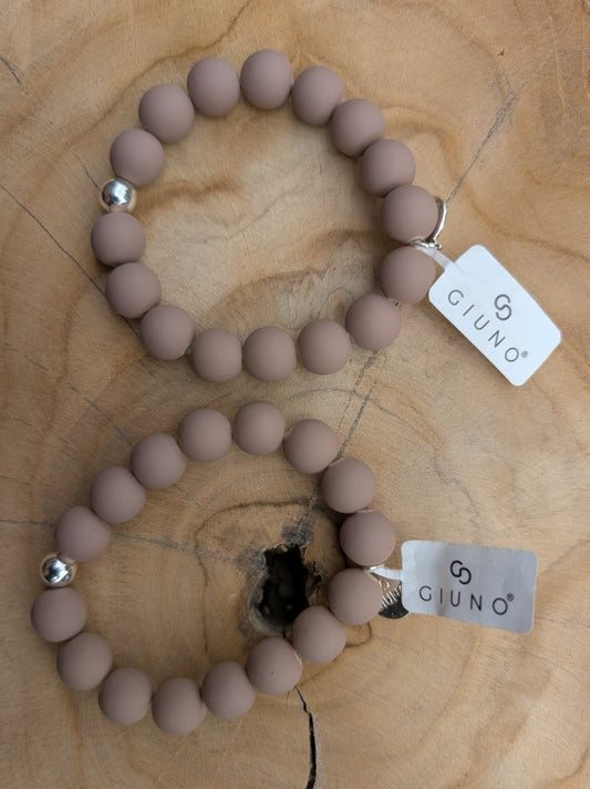 Zeigen Sie Ihre Persönlichkeit mit unserem großartigen elastischem Armband mit mittelgroßen Perlen aus Acryl und Kupfer in Taupe - holen Sie es sich jetzt!