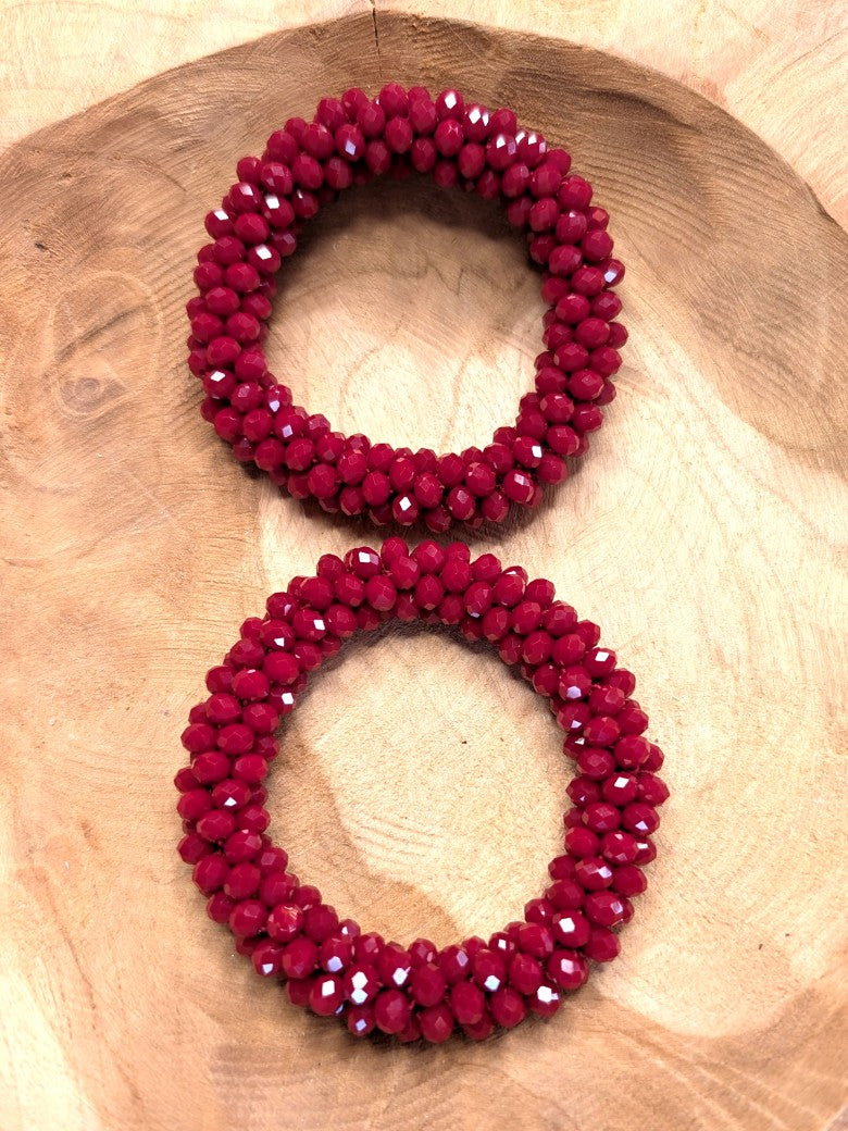 Elegantes elastisches Armband mit hochwertigen Glasperlen in XL Breite in leuchtendem Rubin Rot - perfekt als Statement-Piece oder Geschenk.