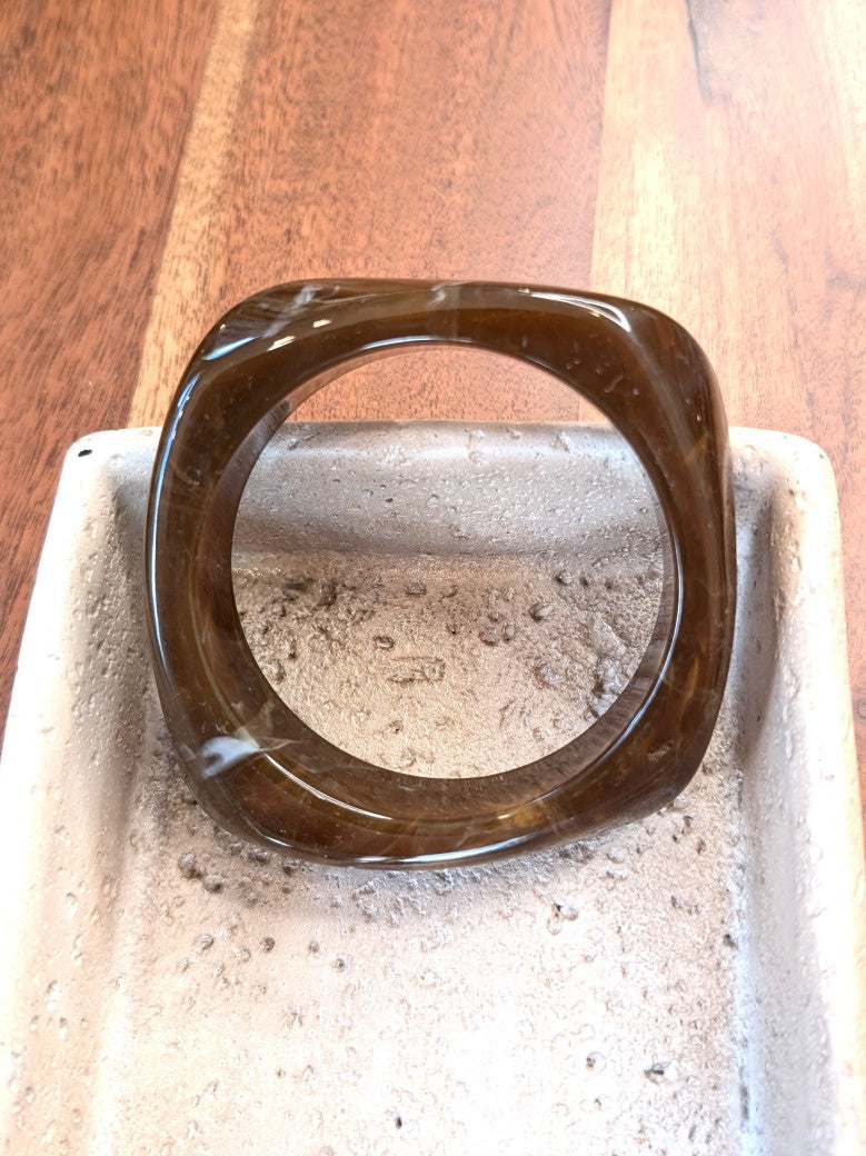 Eleganter Armreif aus hochwertigem Acrylharz mit quadratischem Design in den Farbtönen Khaki und Braun. Zeitloses Schmuckstück, das Eleganz und Komfort vereint!