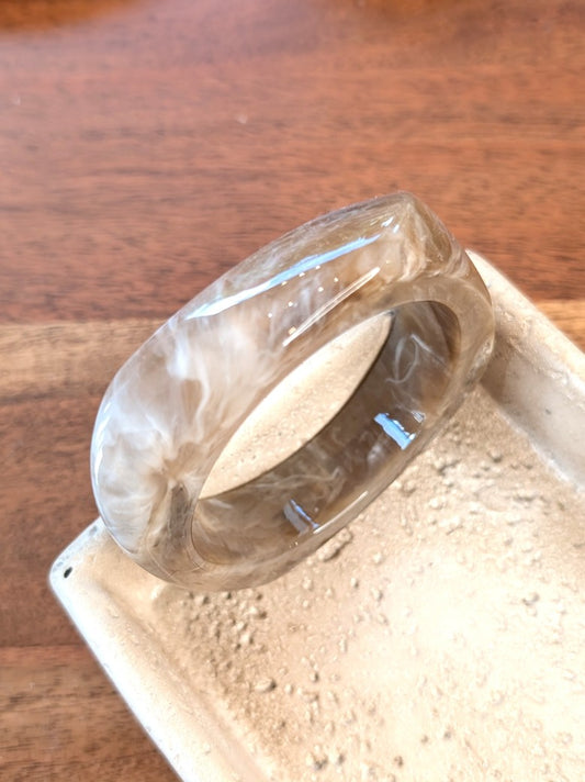 Eleganter Armreif aus hochwertigem Acrylharz mit quadratischem Design in den Farbtönen Taupe und Beige. Zeitloses Schmuckstück, das Eleganz und Komfort vereint!