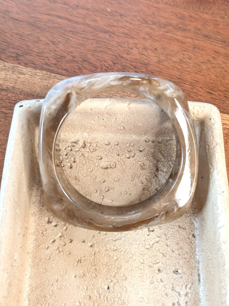 Eleganter Armreif aus hochwertigem Acrylharz mit quadratischem Design in den Farbtönen Taupe und Beige. Zeitloses Schmuckstück, das Eleganz und Komfort vereint!