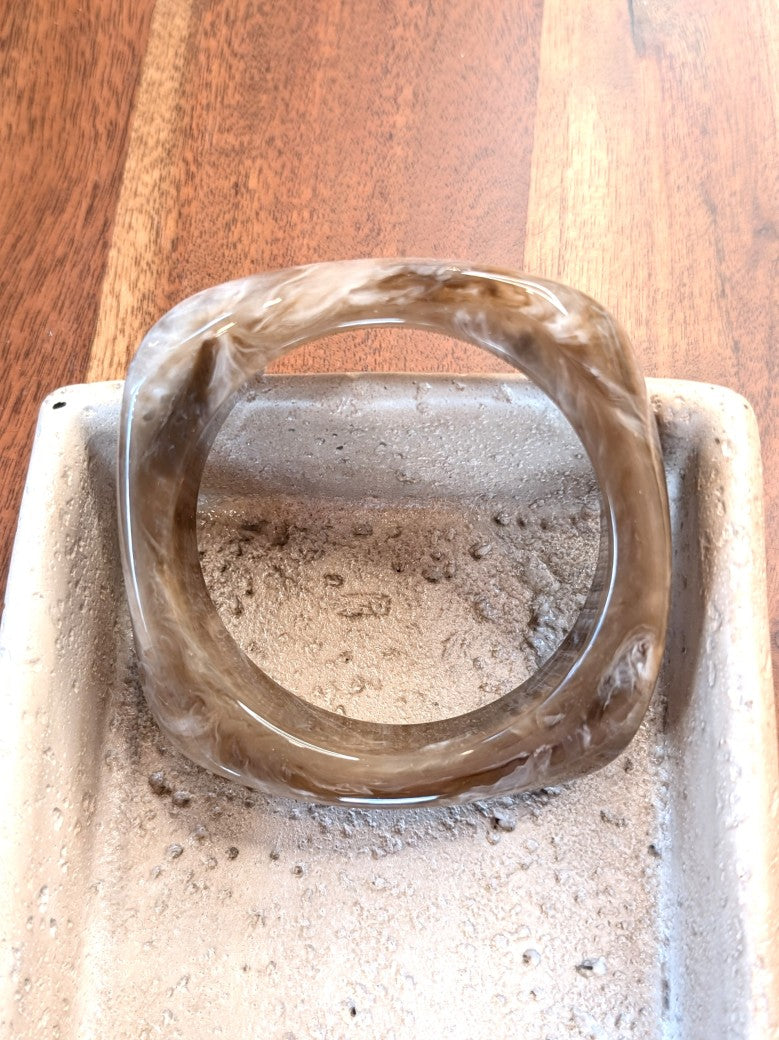 Eleganter Armreif aus hochwertigem Acrylharz mit quadratischem Design in den Farbtönen Taupe und Beige. Zeitloses Schmuckstück, das Eleganz und Komfort vereint!