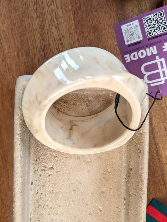 Eleganter Armreif aus hochwertigem Acrylharz mit marmoriertem Design im Farbton Beige. Zeitloses Schmuckstück, das Eleganz und Komfort vereint!