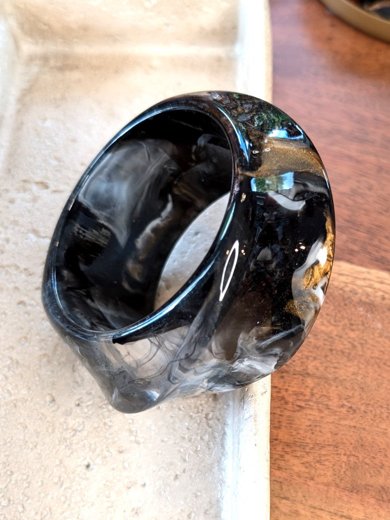 Eleganter Armreif aus hochwertigem Acrylharz mit marmoriertem Design in Schwarz mit Braun und hellen Tönen. Zeitloses Schmuckstück für Eleganz und Komfort!