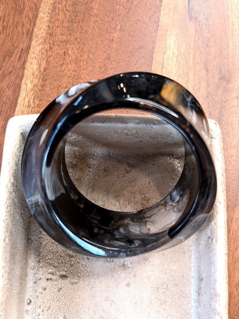 Eleganter Armreif aus hochwertigem Acrylharz mit marmoriertem Design in Schwarz mit Braun und hellen Tönen. Zeitloses Schmuckstück für Eleganz und Komfort!