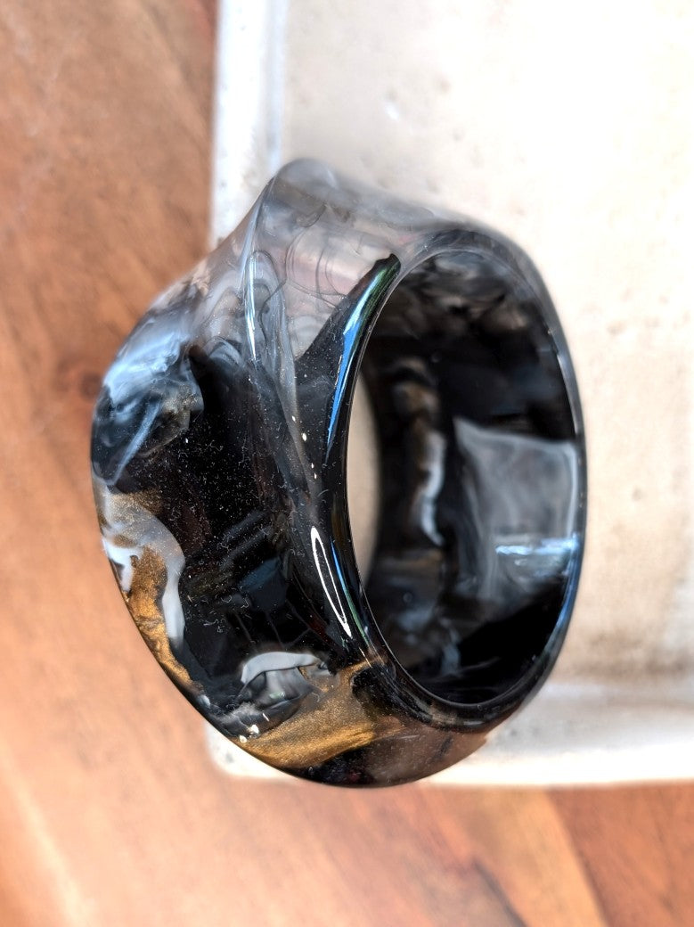 Eleganter Armreif aus hochwertigem Acrylharz mit marmoriertem Design in Schwarz mit Braun und hellen Tönen. Zeitloses Schmuckstück für Eleganz und Komfort!