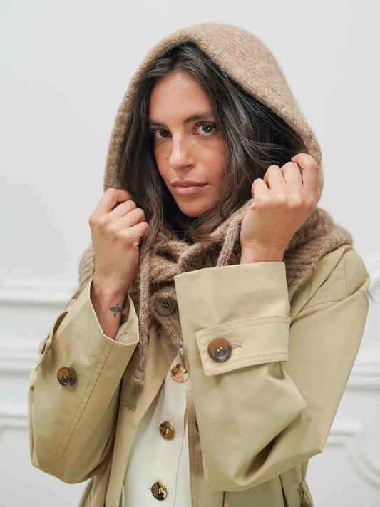 Die Balaclava Strick Sturmhaube in Taupe von JUBYLEE verbindet kuschelige Wärme mit modernem Stil - vielseitig komfortabel für Outdoor-Aktivitäten einsetzbar!