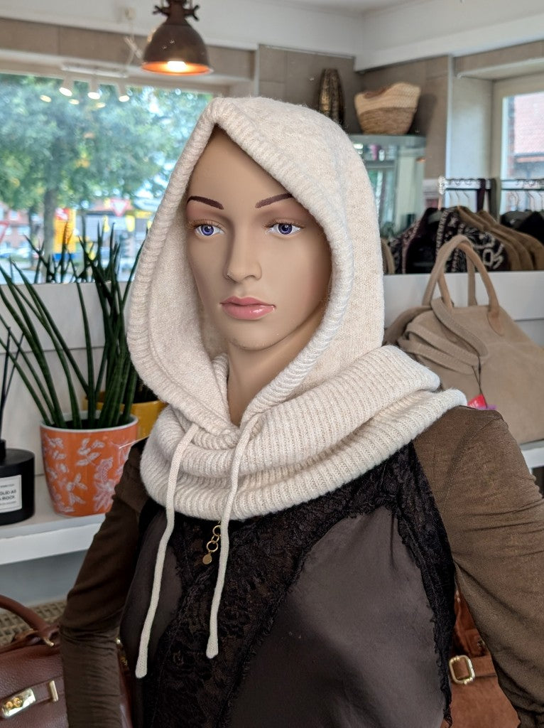 Die elegante Créme Beige Balaclava Strick Sturmhaube verbindet kuschelige Wärme mit modernem Stil - vielseitig komfortabel für Outdoor-Aktivitäten einsetzbar!
