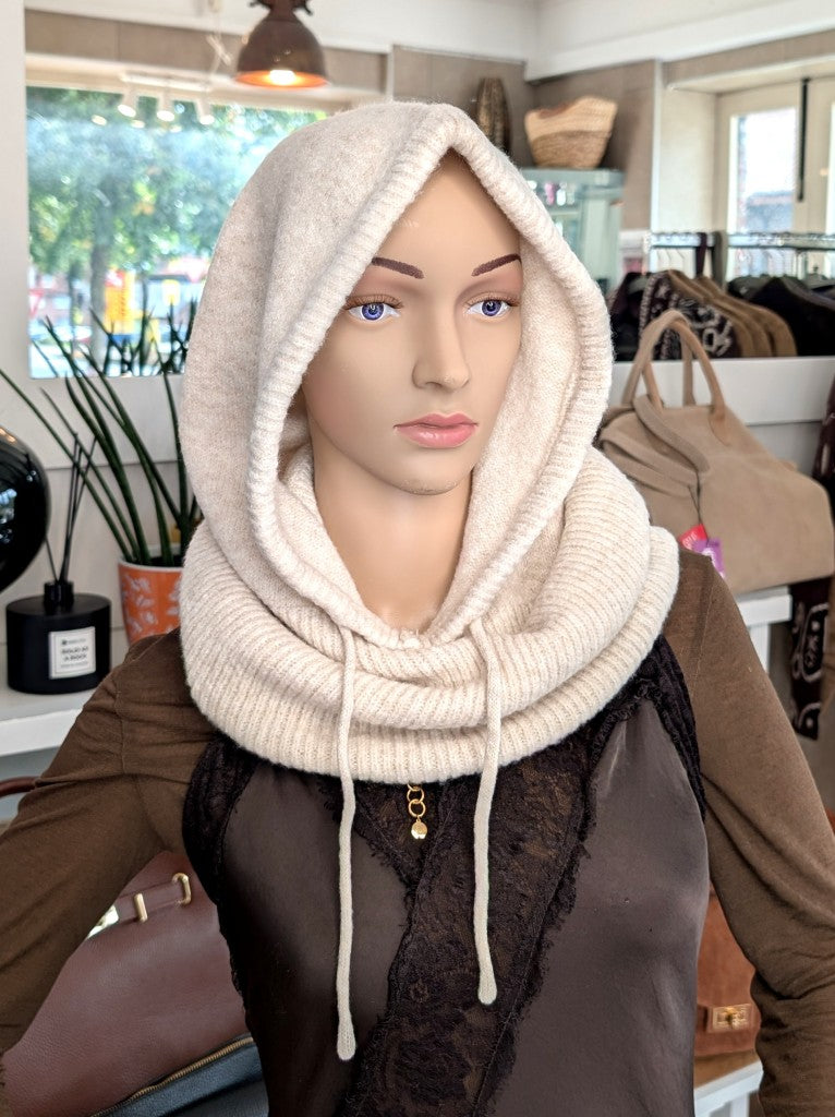 Die elegante Créme Beige Balaclava Strick Sturmhaube verbindet kuschelige Wärme mit modernem Stil - vielseitig komfortabel für Outdoor-Aktivitäten einsetzbar!