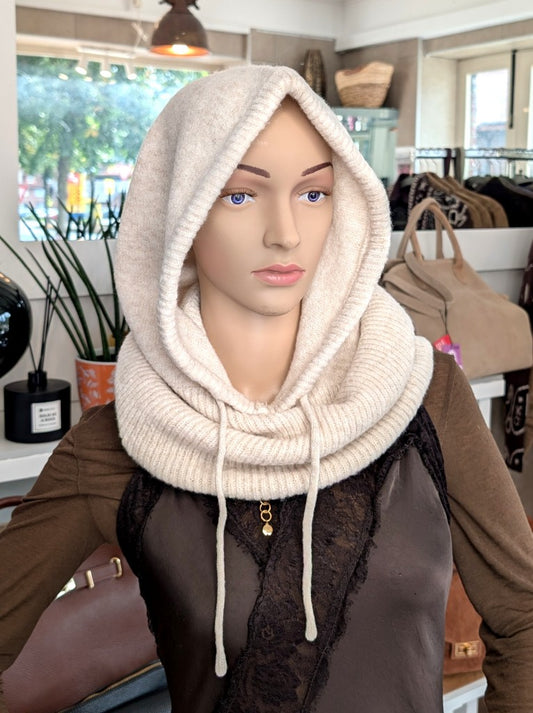 Die elegante Créme Beige Balaclava Strick Sturmhaube verbindet kuschelige Wärme mit modernem Stil - vielseitig komfortabel für Outdoor-Aktivitäten einsetzbar!